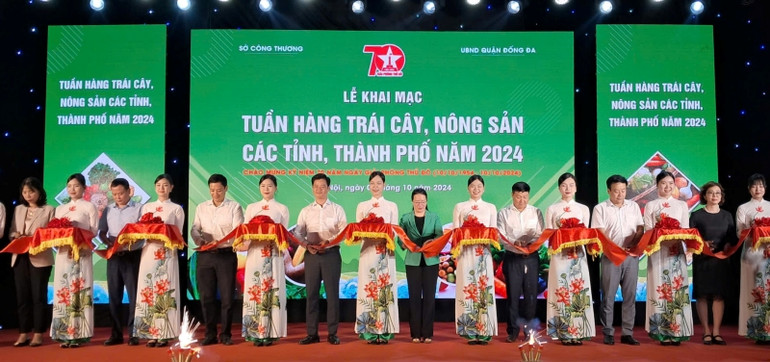 Các đại biểu thực hiện nghi thức cắt băng khai mạc.