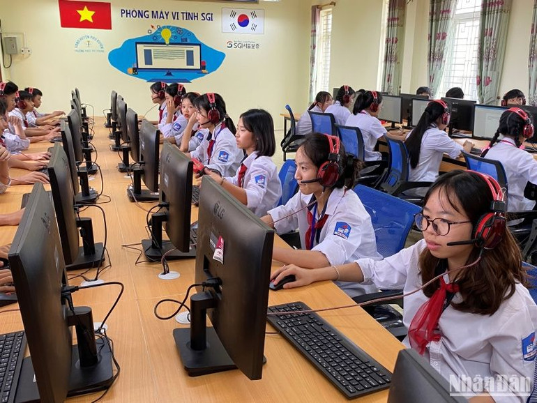 Các em học sinh trường THCS Tri Trung hào hứng với phòng Tin học được tặng. Các em học sinh trường THCS Tri Trung hào hứng với phòng Tin học được tặng.