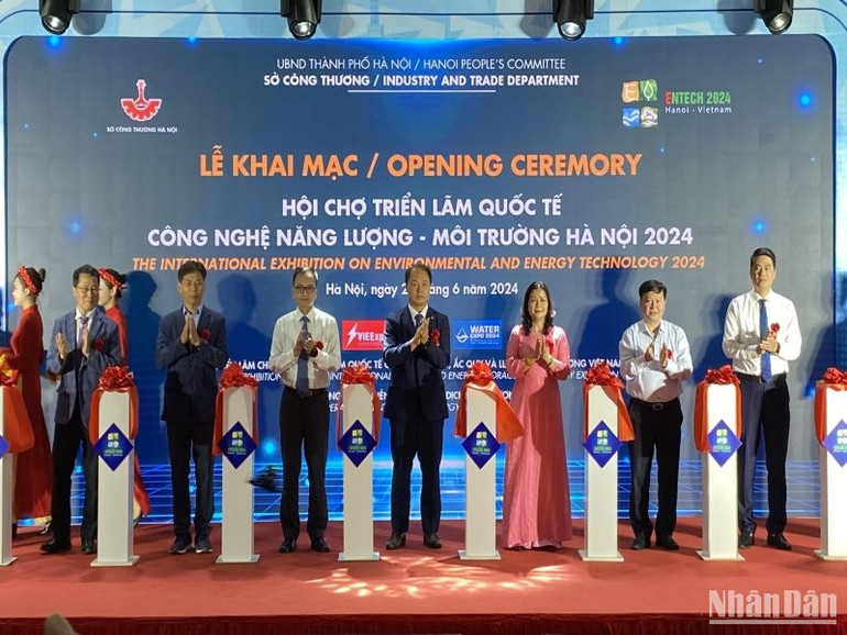 Các đại biểu cắt băng khai mạc Hội chợ ENTECH HANOI 2024. Các đại biểu cắt băng khai mạc Hội chợ ENTECH HANOI 2024.
