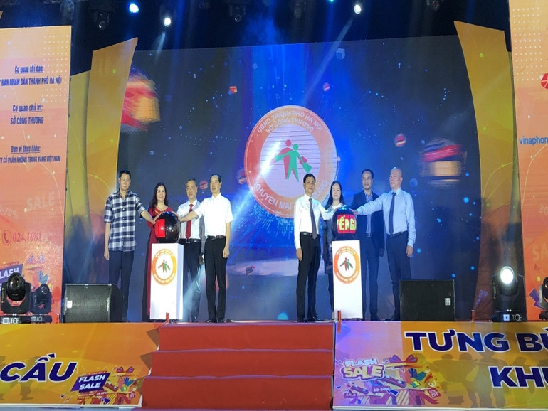 Các đại biểu thực hiện nghi thức khai mạc chương trình. Các đại biểu thực hiện nghi thức khai mạc chương trình.