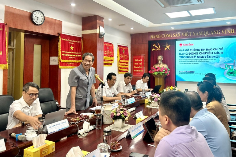 Lãnh đạo Công ty CP Bóng đèn Phích nước Rạng Đông trao đổi tại chương trình. Lãnh đạo Công ty CP Bóng đèn Phích nước Rạng Đông trao đổi tại chương trình.