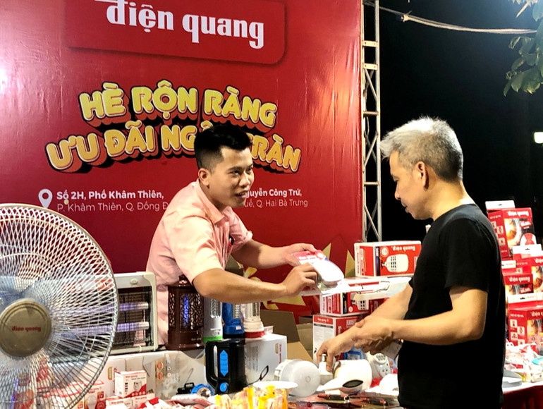 Nhiều chương trình khuyến mại hấp dẫn được doanh nghiệp giới thiệu tới người tiêu dùng. Nhiều chương trình khuyến mại hấp dẫn được doanh nghiệp giới thiệu tới người tiêu dùng.