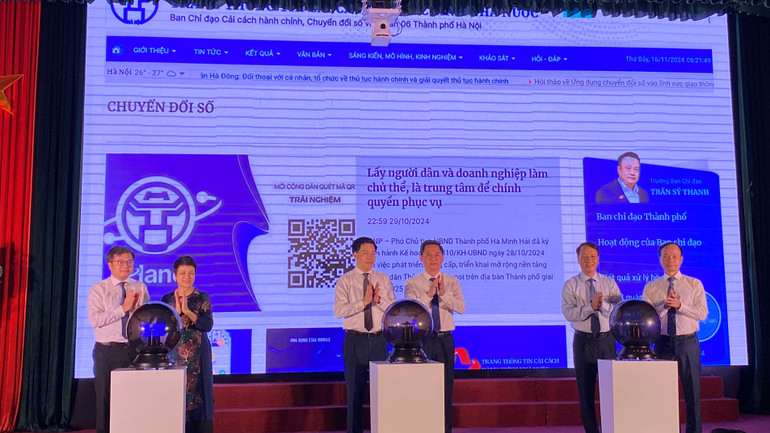 Các đại biểu thực hiện nghi thức ra mắt giao diện Chuyên trang Cải cách hành chính.