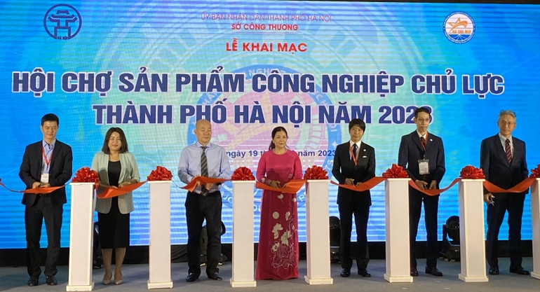 Các đại biểu cắt băng khai mạc hội chợ.