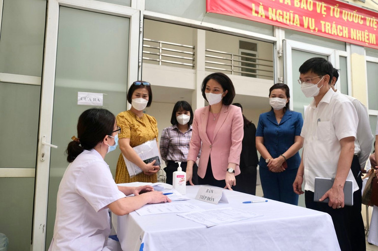 Đoàn kiểm tra tại Trạm Y tế Phú Đô.