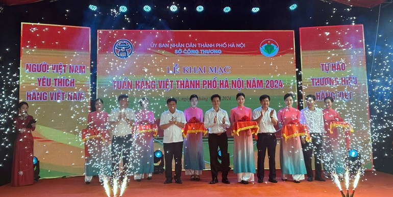 Các đại biểu cắt băng khai mạc chương trình.