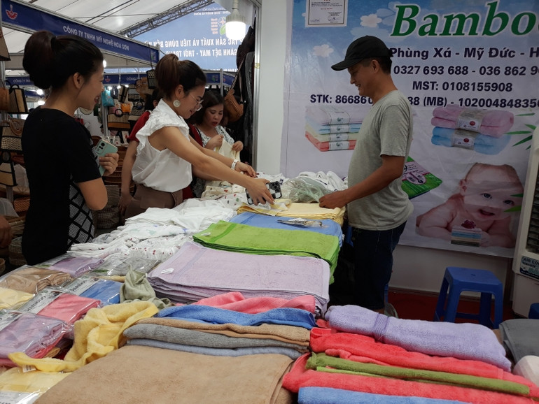 Các doanh nghiệp dệt may giới thiệu sản phẩm tới người tiêu dùng. Các doanh nghiệp dệt may giới thiệu sản phẩm tới người tiêu dùng.