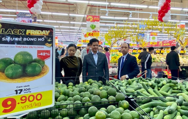 Lãnh đạo Sở Công thương Hà Nội cùng đại diện siêu thị Big C trao đổi về các chương trình khuyến mại trong sự kiện.