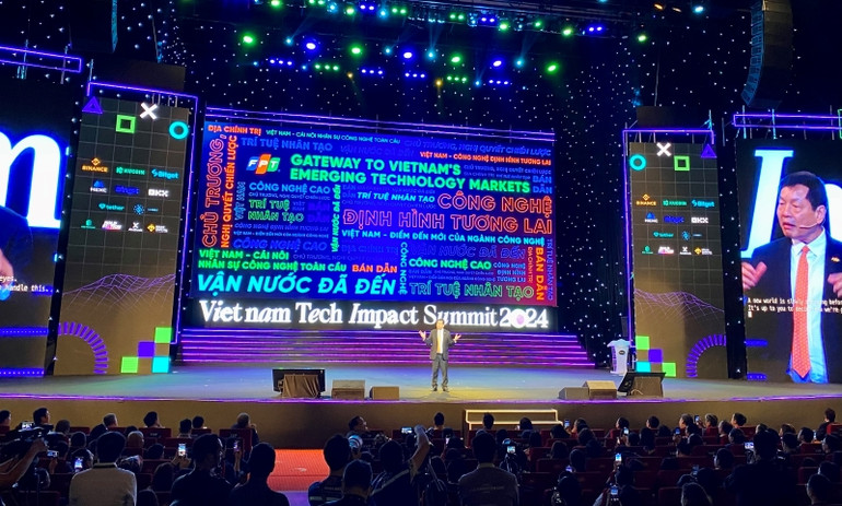 Chủ tịch Tập đoàn FPT Trương Gia Bình cho rằng: "Việt Nam cần chính sách để hỗ trợ thúc đẩy công nghệ số, dữ liệu phát triển, tháo gỡ những điểm nghẽn còn đang vướng mắc hiện nay". Chủ tịch Tập đoàn FPT Trương Gia Bình cho rằng: "Việt Nam cần chính sách để hỗ trợ thúc đẩy công nghệ số, dữ liệu phát triển, tháo gỡ những điểm nghẽn còn đang vướng mắc hiện nay".