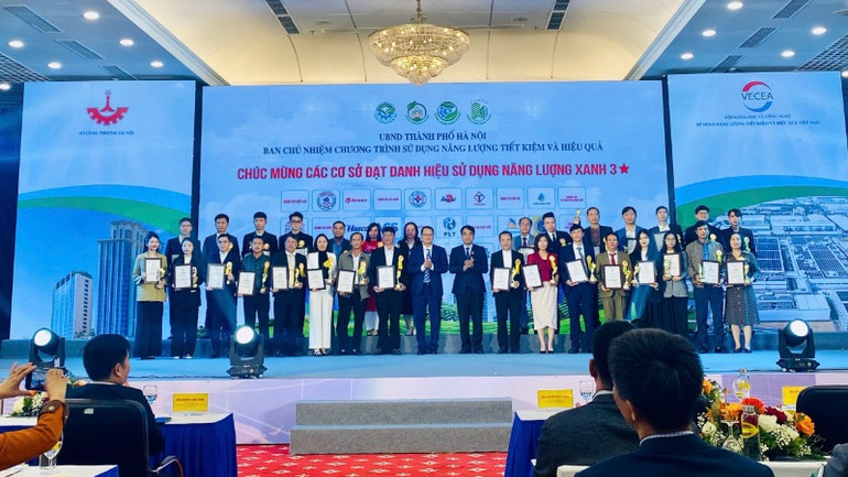 Trao danh hiệu cơ sở sử dụng năng lượng xanh 3 sao cho các đơn vị. Trao danh hiệu cơ sở sử dụng năng lượng xanh 3 sao cho các đơn vị.