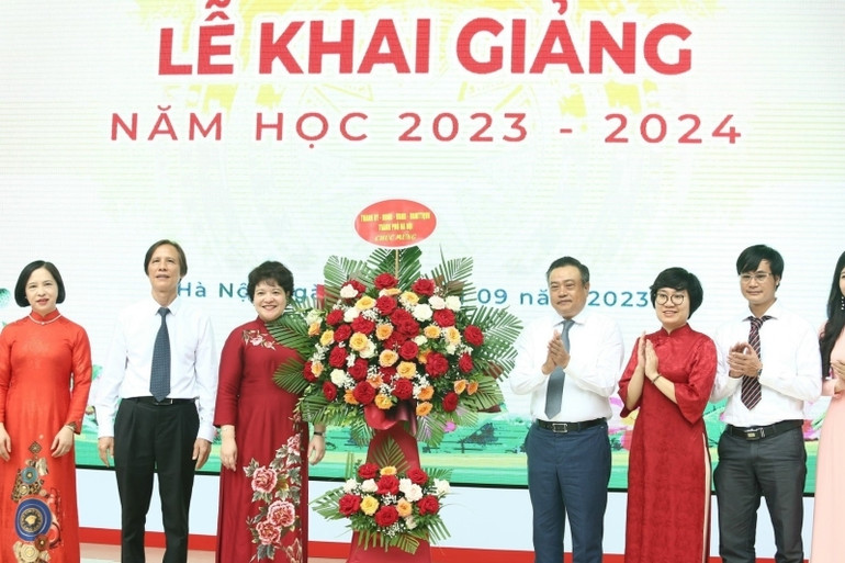 Chủ tịch UBND thành phố Hà Nội tặng hoa chúc mừng Trường trung học phổ thông chuyên Hà Nội-Amsterdam.