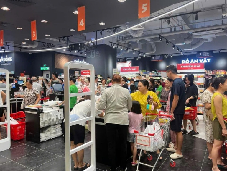 Siêu thị FujiMart tại toà nhà BRG Lê Văn Lương sáng 8/9 đông khách đến mua sắm.