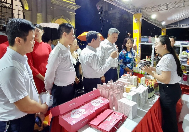 Lãnh đạo thành phố Hà Nội tìm hiểu các sản phẩm, chương trình khuyến mại của doanh nghiệp tham gia.