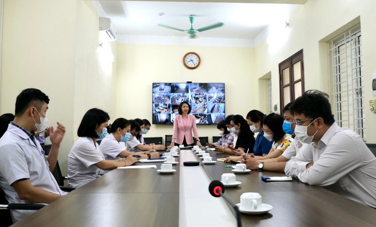 Đoàn kiểm tra làm việc tại Bệnh viện đa khoa Y học cổ truyền Hà Nội.