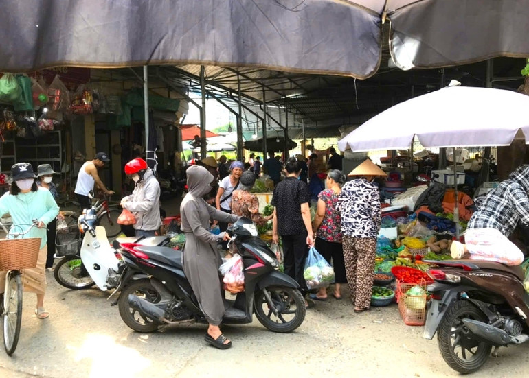 Chợ Nhật Tân (quận Tây Hồ) tấp nập người mua sáng 6/9.