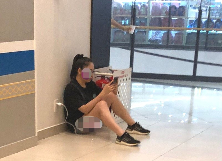 Với bạn trẻ này thì chỉ cần một nơi có thể cắm được sạc pin điện thoại. Với bạn trẻ này thì chỉ cần một nơi có thể cắm được sạc pin điện thoại.