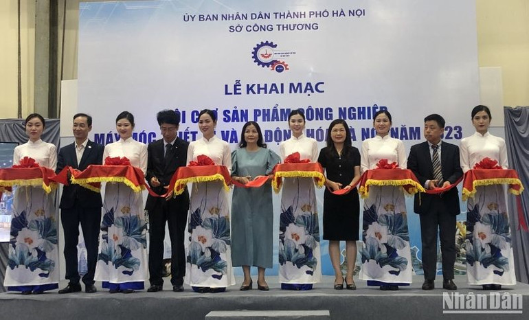 Các đại biểu cắt băng khai mạc Hội chợ.