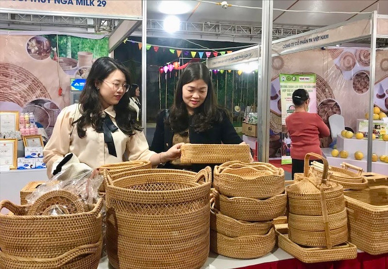 Các sản phẩm mây tre nổi bật của huyện Chương Mỹ tại triển lãm.