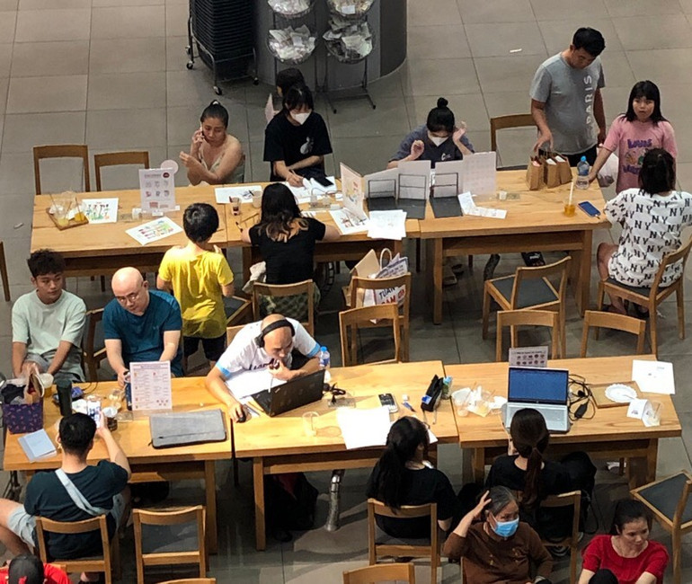 Mọi người tranh thủ làm việc, học tập tại trung tâm thương mại. Mọi người tranh thủ làm việc, học tập tại trung tâm thương mại.