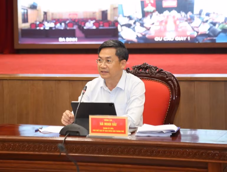 Đồng chí Phó Chủ tịch Ủy ban nhân dân thành phố Hà Nội Hà Minh Hải điều hành thảo luận.
