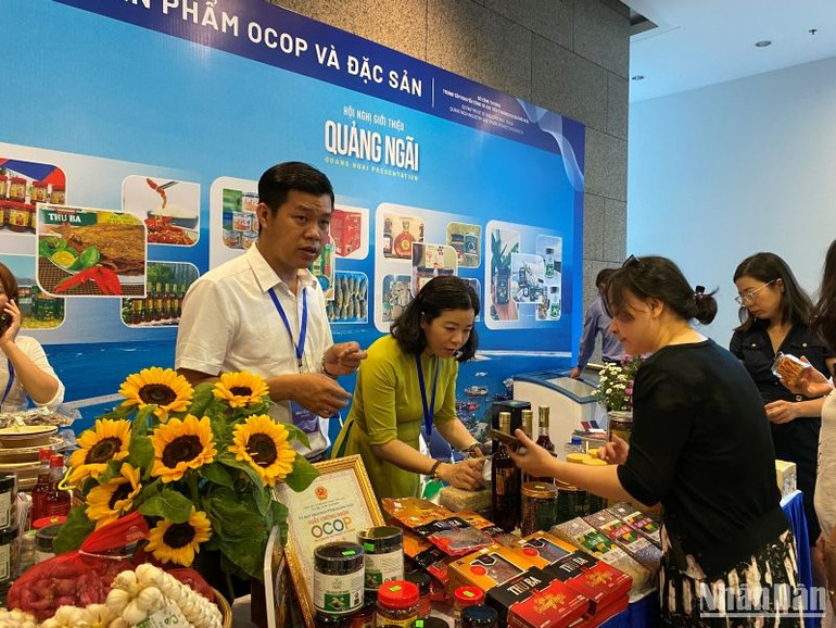 Các doanh nghiệp giới thiệu các sản phẩm OCOP và đặc sản tiêu biểu của tỉnh Quảng Ngãi.