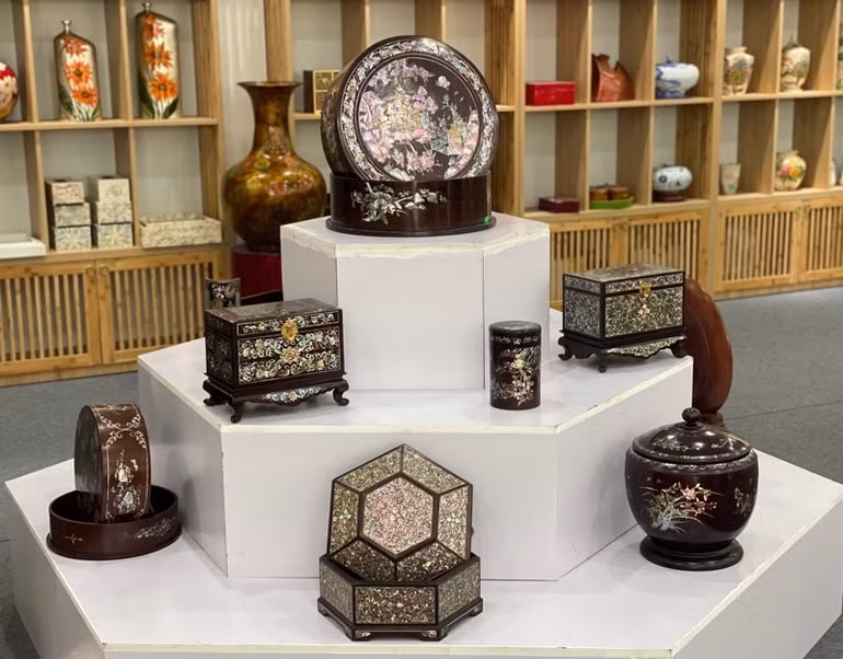 Những chiếc hộp được khảm trai tỉ mỉ, chi tiết.