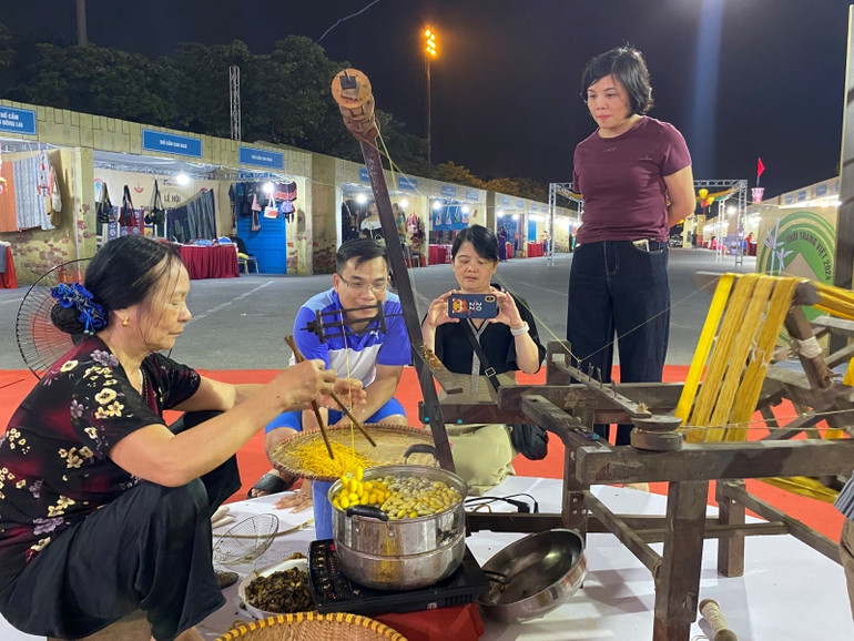 Các nghệ nhân tham gia trình diễn các quy trình của ngành dệt may truyền thống.