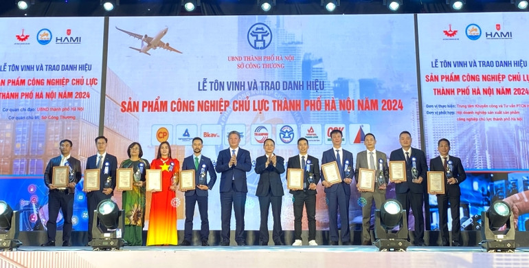 Lãnh đạo thành phố Hà Nội trao danh hiệu cho các doanh nghiệp có sản phẩm trong TOP 10 sản phẩm công nghiệp chủ lực năm 2024. Lãnh đạo thành phố Hà Nội trao danh hiệu cho các doanh nghiệp có sản phẩm trong TOP 10 sản phẩm công nghiệp chủ lực năm 2024.