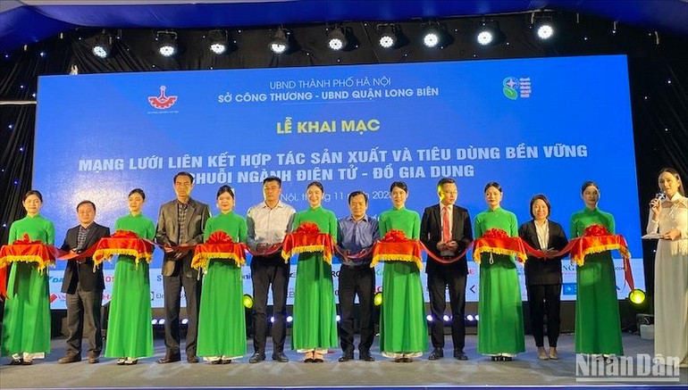 Các đại biểu thực hiện nghi thức khai mạc chương trình.