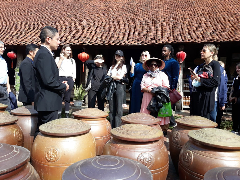 Khách nước ngoài tham quan nhà cổ tại Đường Lâm.