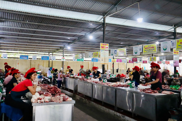 Một góc chợ Thượng Thanh (quận Long Biên) sau đầu tư xây dựng. Một góc chợ Thượng Thanh (quận Long Biên) sau đầu tư xây dựng.