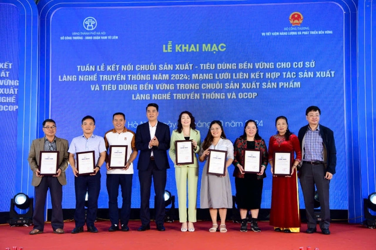 Sở Công thương Hà Nội trao giấy chứng nhận cho các đơn vị tham gia mạng lưới.