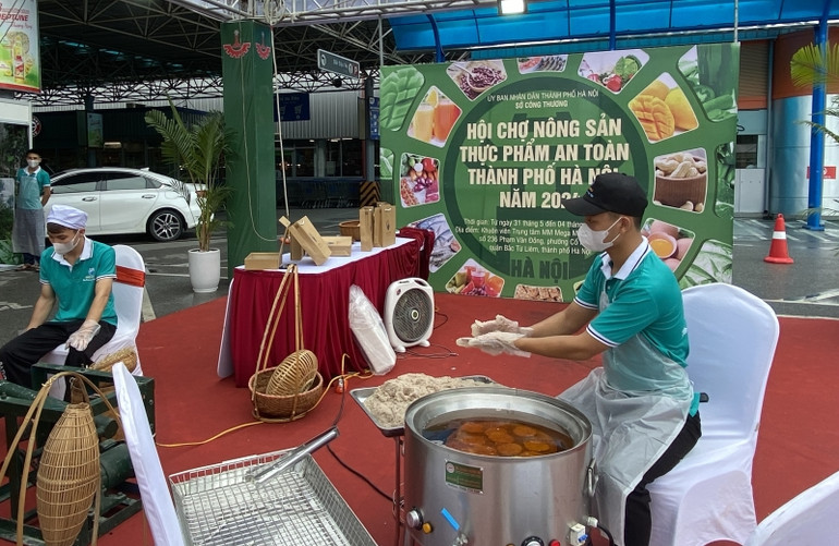 Trình diễn quy trình chế biến sản phẩm chả cá.