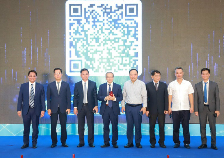 Các đại biểu thực hiện nghi thức phát động.