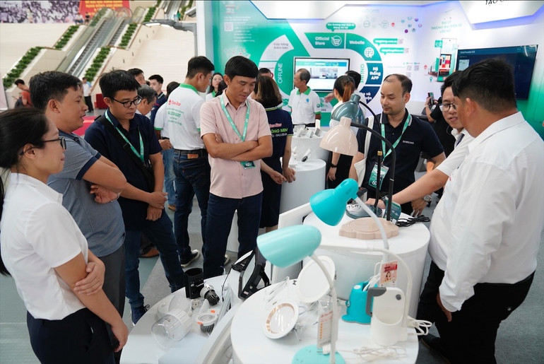 Các sản phẩm của Rạng Đông liên tục được nghiên cứu, cải tiến. Các sản phẩm của Rạng Đông liên tục được nghiên cứu, cải tiến.