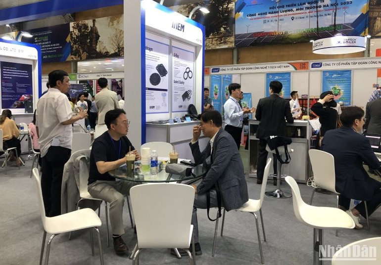 Các doanh nghiệp tìm kiếm cơ hội hợp tác kinh doanh tại Hội chợ.