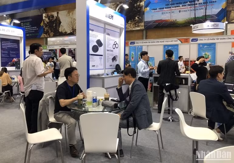 Các doanh nghiệp tìm kiếm cơ hội hợp tác kinh doanh tại Hội chợ. Các doanh nghiệp tìm kiếm cơ hội hợp tác kinh doanh tại Hội chợ.