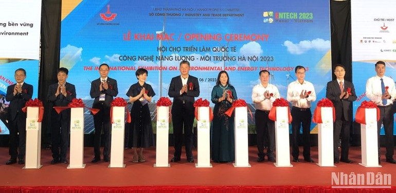 Các đại biểu cắt băng khai mạc Hội chợ.