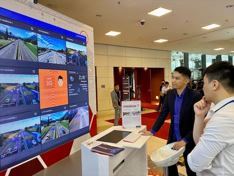 Các giải pháp chuyển đổi số, xây dựng thành phố thông minh được giới thiệu tại hội nghị.