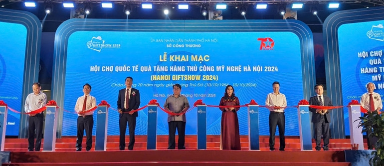 Các đại biểu thực hiện nghi thức cắt băng khai mạc Hội chợ.