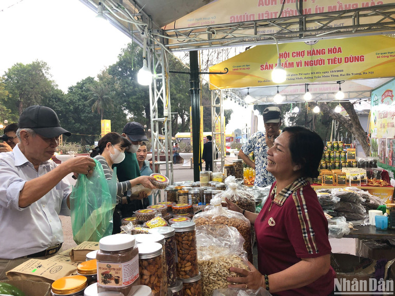 Hội chợ hàng hóa, sản phẩm vì người tiêu dùng diễn ra tại Công viên Thống Nhất từ ngày 9 đến 14/3.