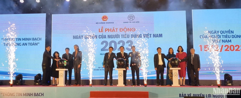 Các đại biểu thực hiện nghi thức phát động tại buổi lễ.