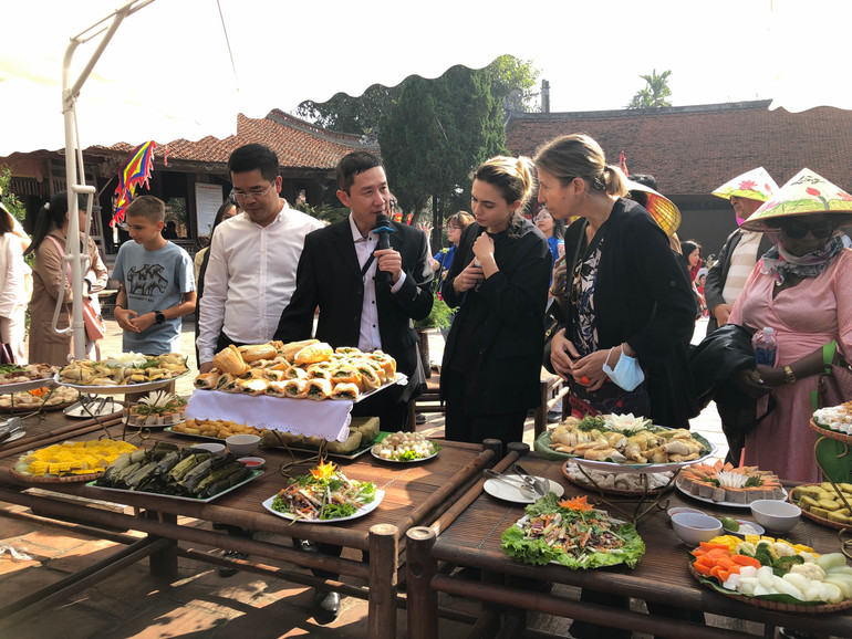 Giới thiệu các món ăn truyền thống của Việt Nam tới khách tham quan.