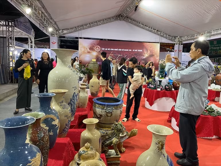 Nhiều hoạt động xúc tiến, giới thiệu, quảng bá làng nghề được thành phố Hà Nội thường xuyên tổ chức.