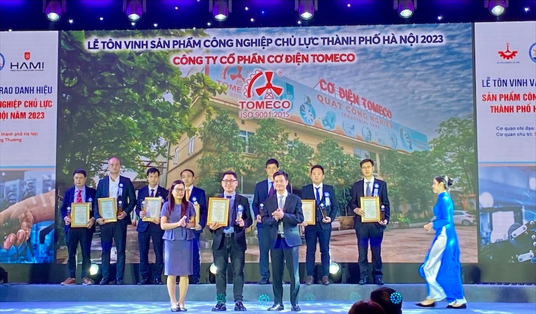 Đại diện Sở Công thương và các Hiệp hội trao chứng nhận sản phẩm công nghiệp chủ lực thành phố Hà Nội năm 2023 cho các doanh nghiệp.