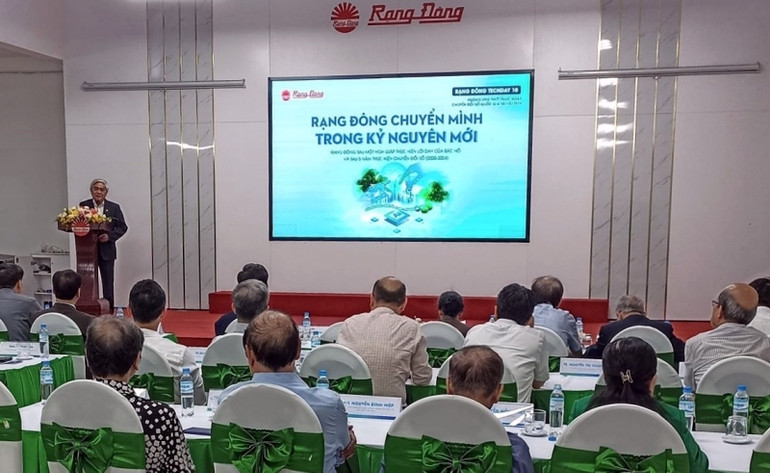 Các đại biểu trình bày tham luận trong chương trình.