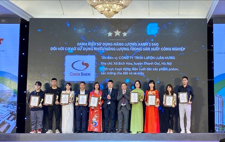 Trao danh hiệu sử dụng Năng lượng xanh 3 sao cho các đơn vị.