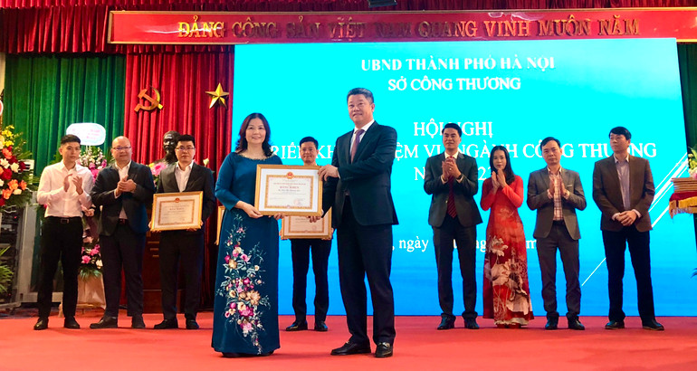 Lãnh đạo thành phố Hà Nội trao Bằng khen cho các tập thể, cá nhân của Sở Công thương Hà Nội có thành tích xuất sắc trong năm 2022.