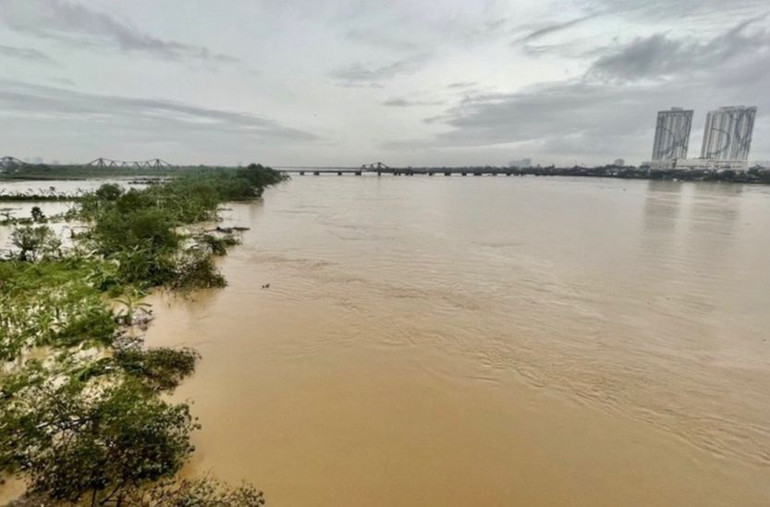 Mực nước sông Hồng đang lên nhanh, vượt báo động I tại trạm thủy văn An Cảnh.