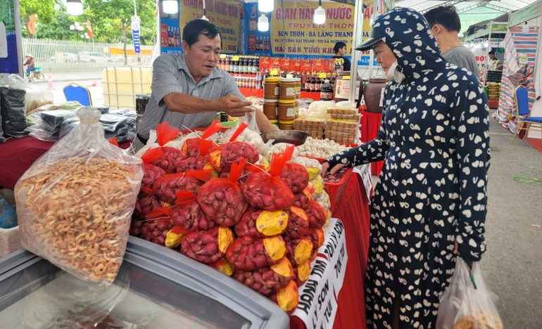 Sản phẩm của tỉnh Quảng Ngãi giới thiệu tại Tuần hàng. Sản phẩm của tỉnh Quảng Ngãi giới thiệu tại Tuần hàng.